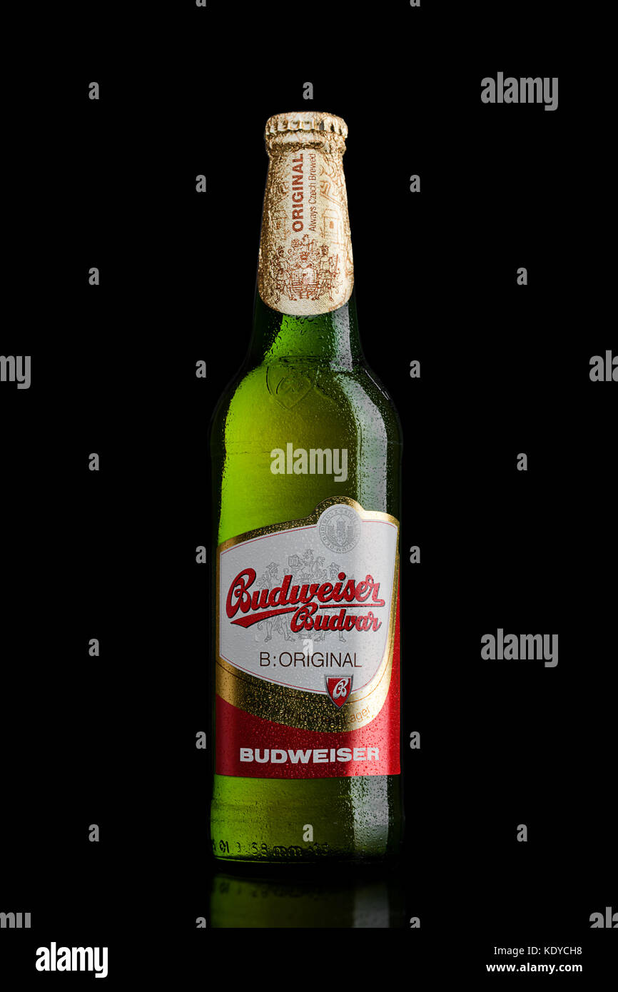 LONDRA, UK - 30 MARZO 2017 : bottiglia di birra Budweiser Budvar su sfondo nero, una delle birre più vendute della Repubblica Ceca. Foto Stock