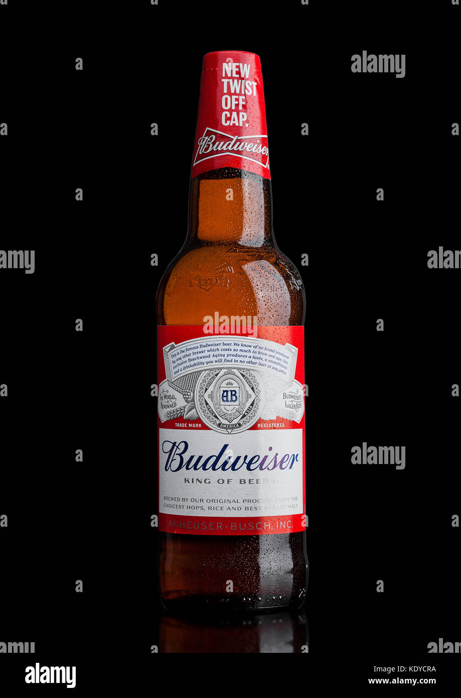 LONDRA,UK - 21 MARZO 2017 : bottiglia di birra Budweiser con nuovo cappuccio a spioncello su sfondo nero. Una lager americana introdotta per la prima volta nel 1876. Foto Stock