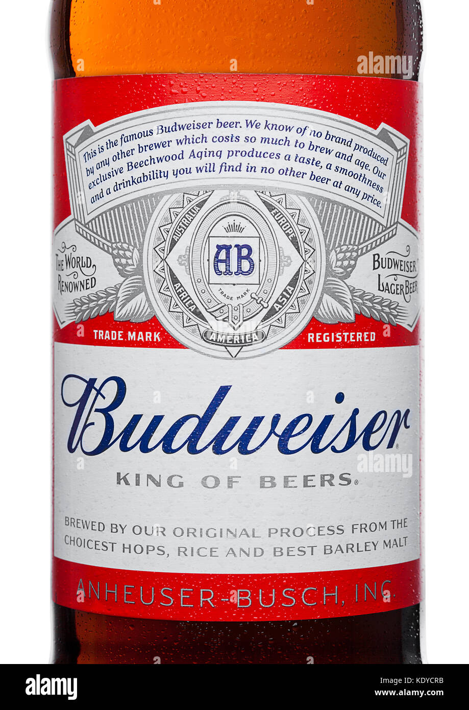 LONDRA,UK - 21 MARZO 2017 : etichetta in bottiglia di Budweiser Beer con nuovo tappo svitabile su sfondo bianco. Una lager americana introdotta per la prima volta nel 1876. Foto Stock