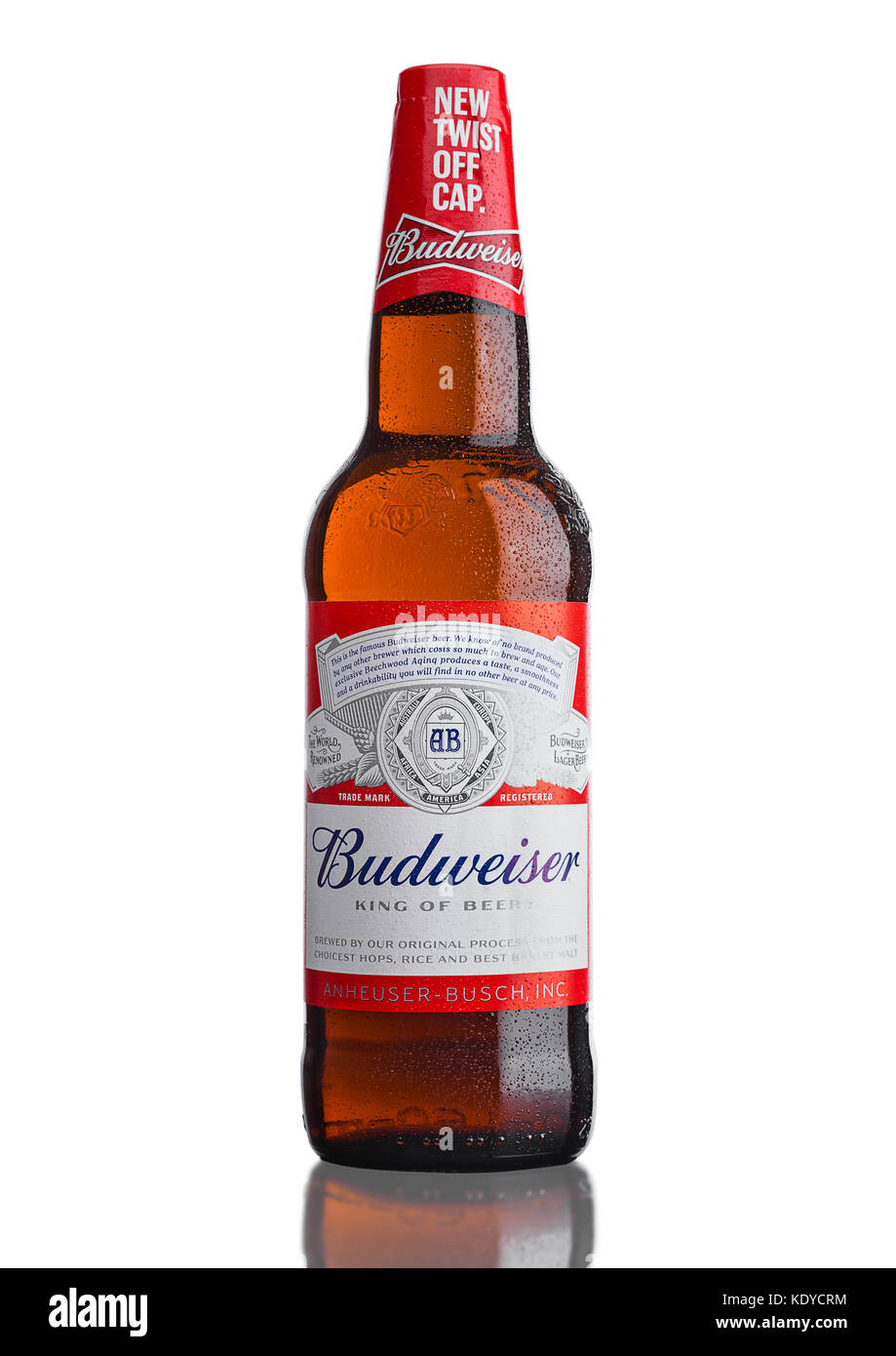 LONDRA, UK - 21 MARZO 2017 : bottiglia di birra Budweiser con nuovo tappo a vite su sfondo bianco. Una lager americana introdotta per la prima volta nel 1876. Foto Stock