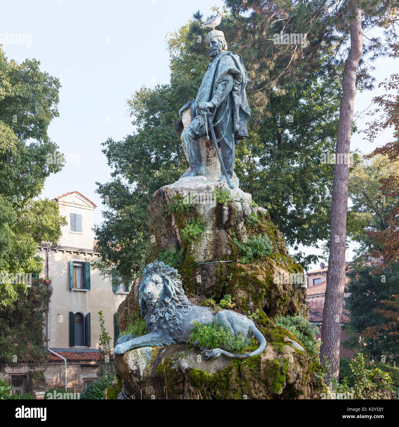 Statua di Giuseppe Garibaldi nei Giardini Pubblici, Castello, Venezia, Italia, con il leone veneziano ai suoi piedi, luce della sera, con luce mare mis Foto Stock