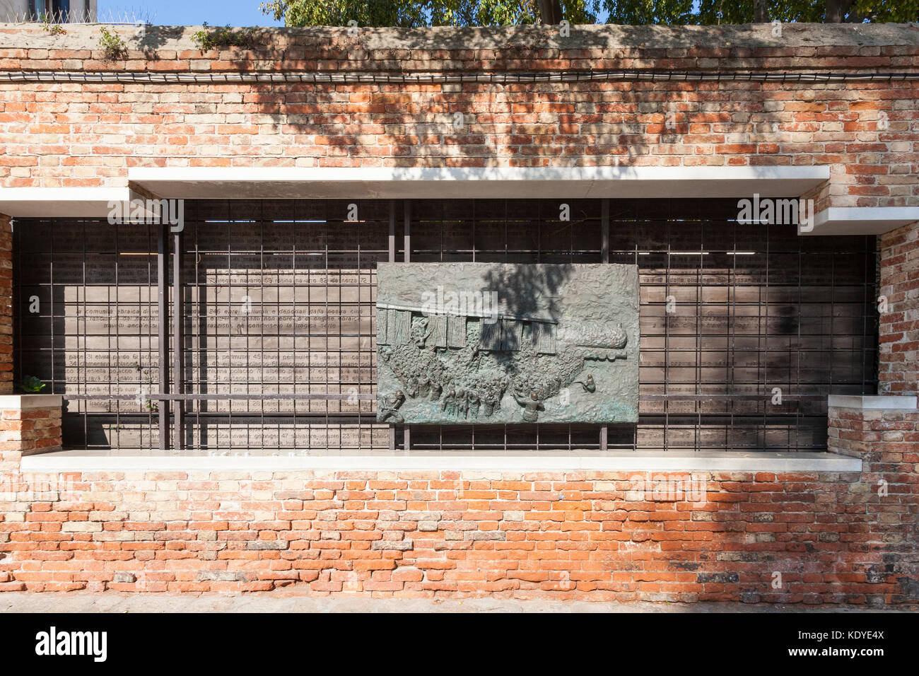 Il memoriale dell'olocausto con placca raffigurante un treno di morte e iscrizioni in legno in Campo De Ghetto Novo, Cannaregio, Venezia, Italia nel ghett ebraico Foto Stock