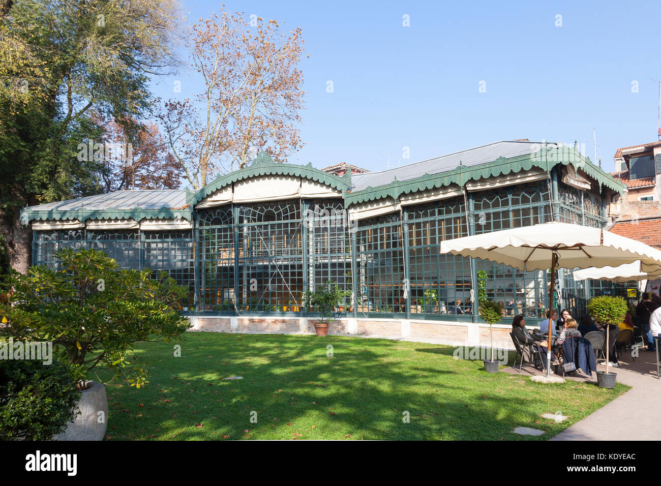 Serra dei Giardini ristorante nel centro storico della serra in giardini pubblici, Castello, Venezia, Veneto, Italia con persone mangiare a tabelle Foto Stock