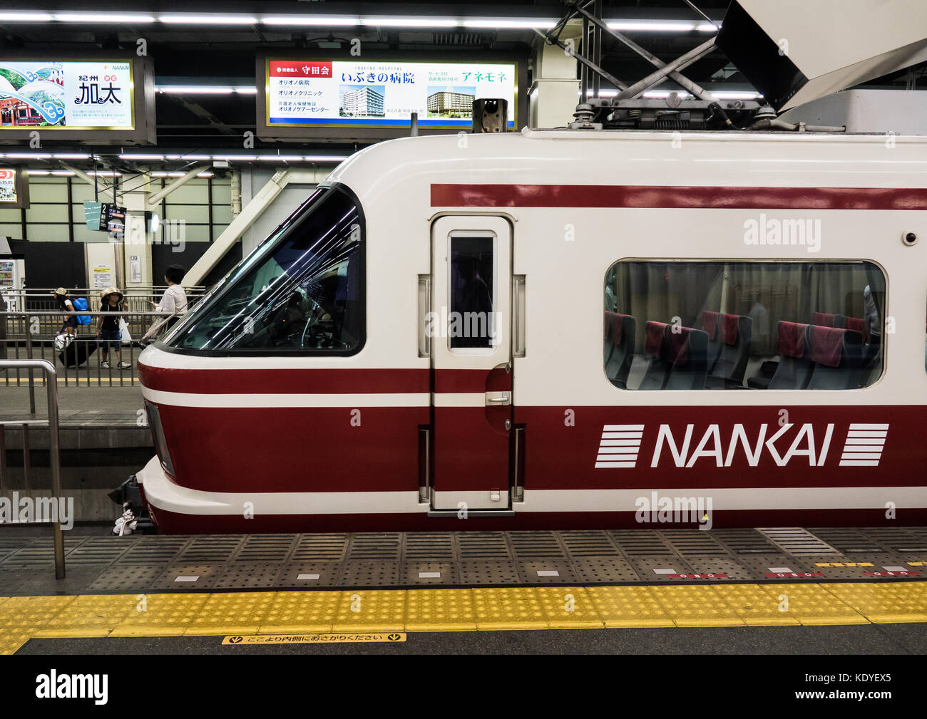 La serie 30000 Nankai trenino rosso, una gita express che corre tra Namba e Gokurakubashi stazioni sulla linea di Koya, Koyasan, Wakayama Prefec Foto Stock