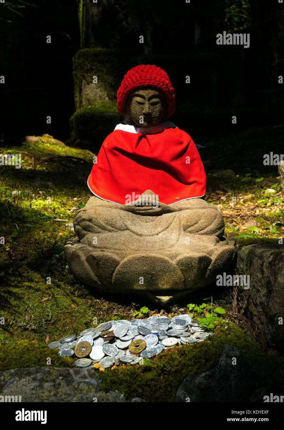 Decorate Jizo statua in presenza di luce solare a Okunoin cimitero, Koya-San prefettura di Wakayama, Giappone Foto Stock