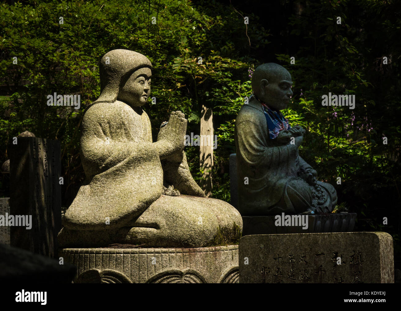 Jizo statue in ombra e luce al cimitero Okunoin, Koya-San prefettura di Wakayama, Giappone Foto Stock