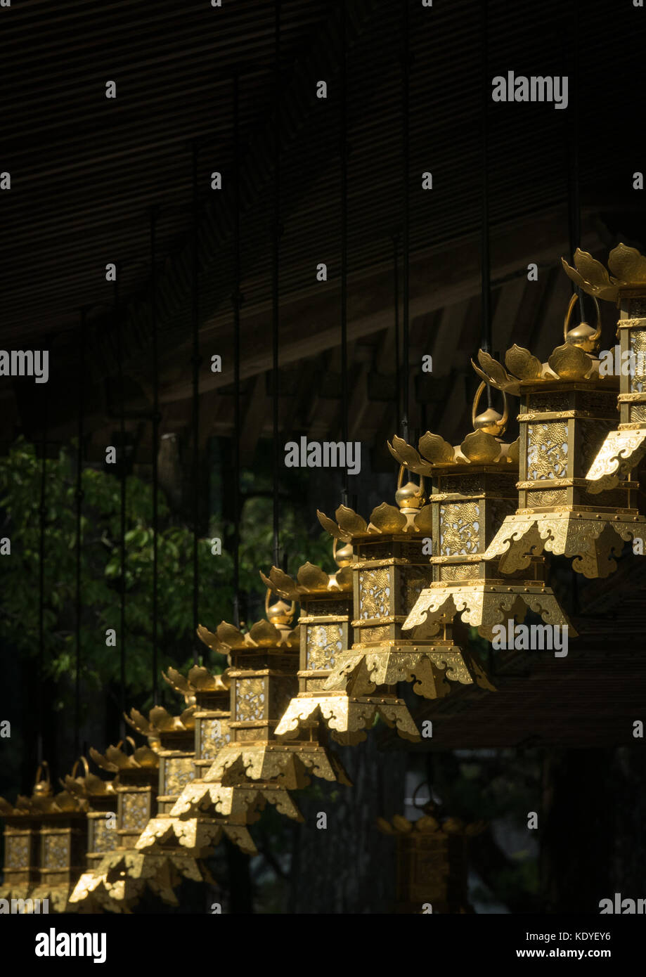 Fila di golden lanterne in Miedo tempio, Koya-san, prefettura di Wakayama, Giappone Foto Stock