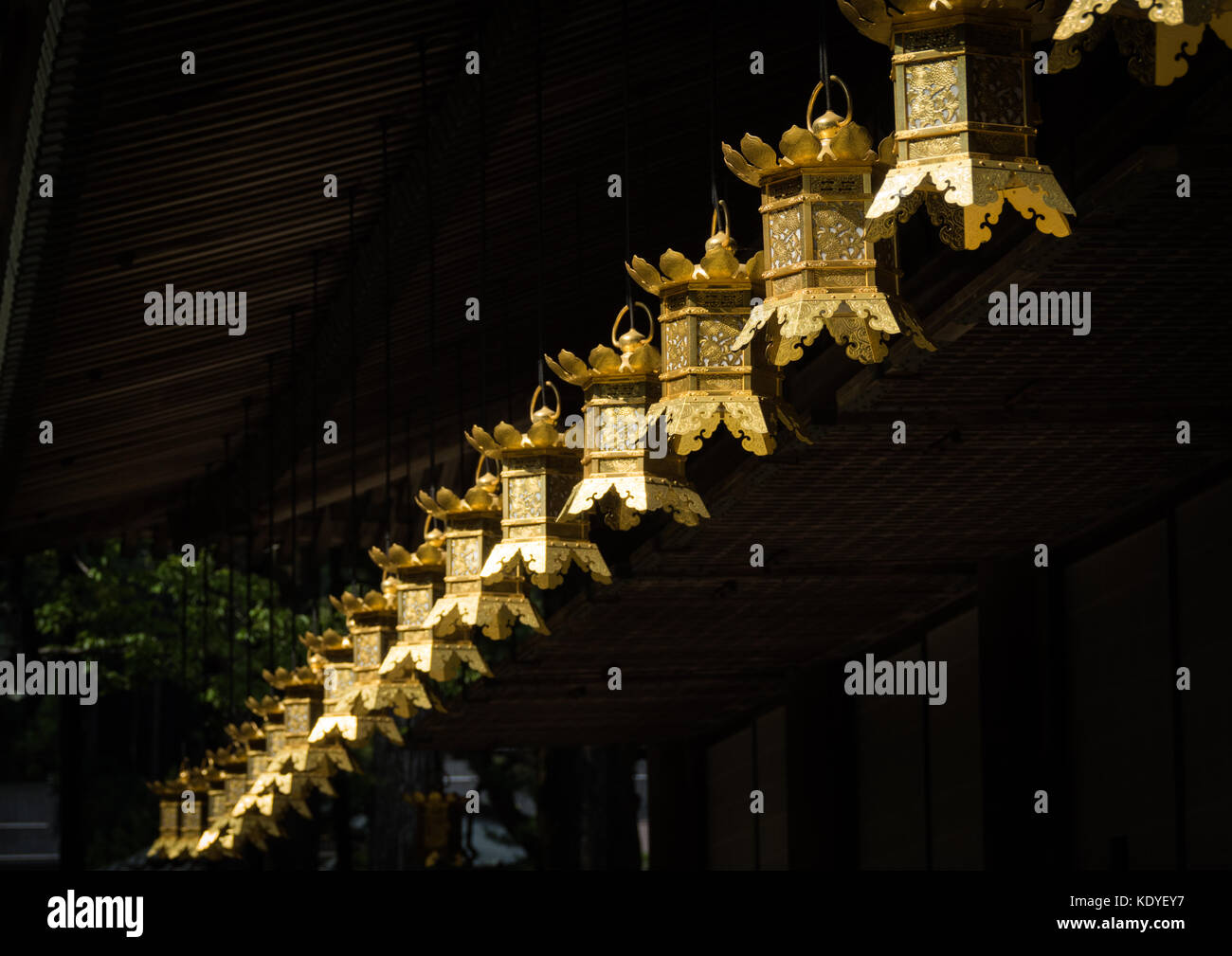 Fila di golden lanterne in Miedo tempio, Koya-san, prefettura di Wakayama, Giappone Foto Stock