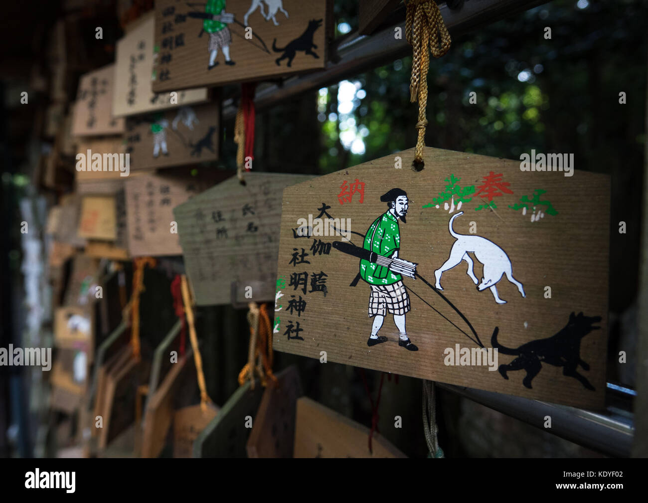 Ema placche in legno in cui adoratori scrivere preghiere o desideri, appeso nel Tempio Kongobuji, Koya-san, prefettura di Wakayama, Giappone Foto Stock