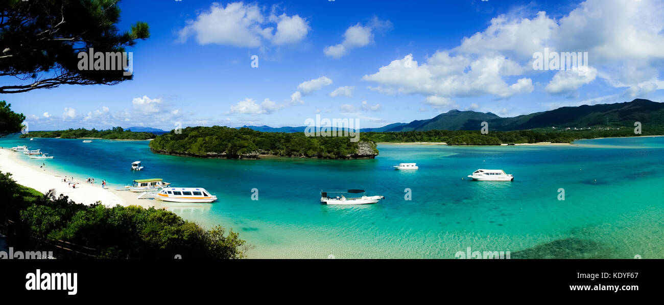 Vista panoramica di scenic Kabira bay e le sue acque cristalline, isola di Ishigaki-jima, Isole Yaeyama Prefettura di Okinawa in Giappone Foto Stock