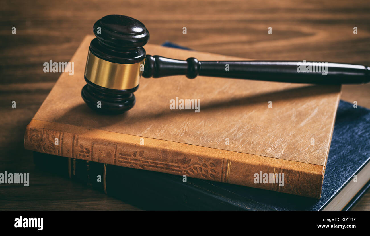 Legge martello sulla legge libri, scrivania in legno, sfondo scuro Foto Stock