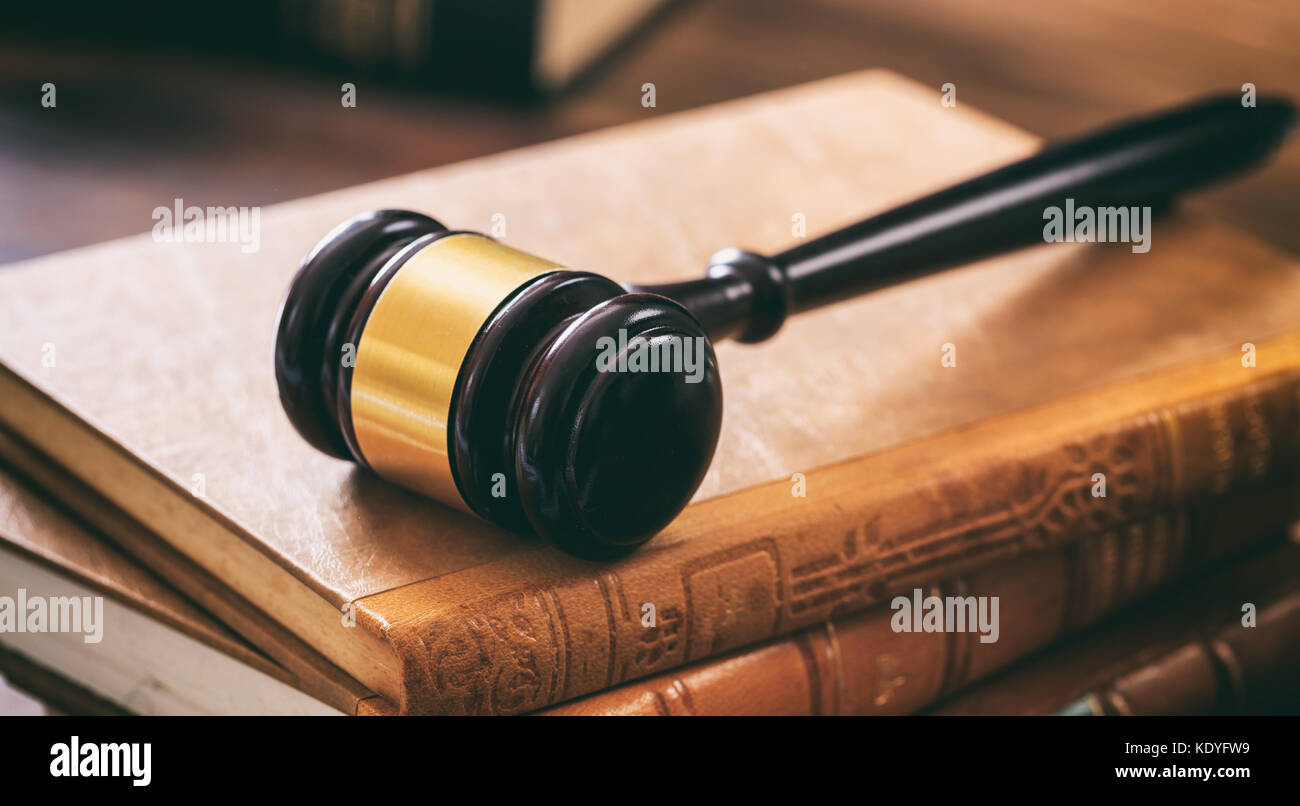 Legge martello sulla legge libri, scrivania in legno, sfondo scuro Foto Stock