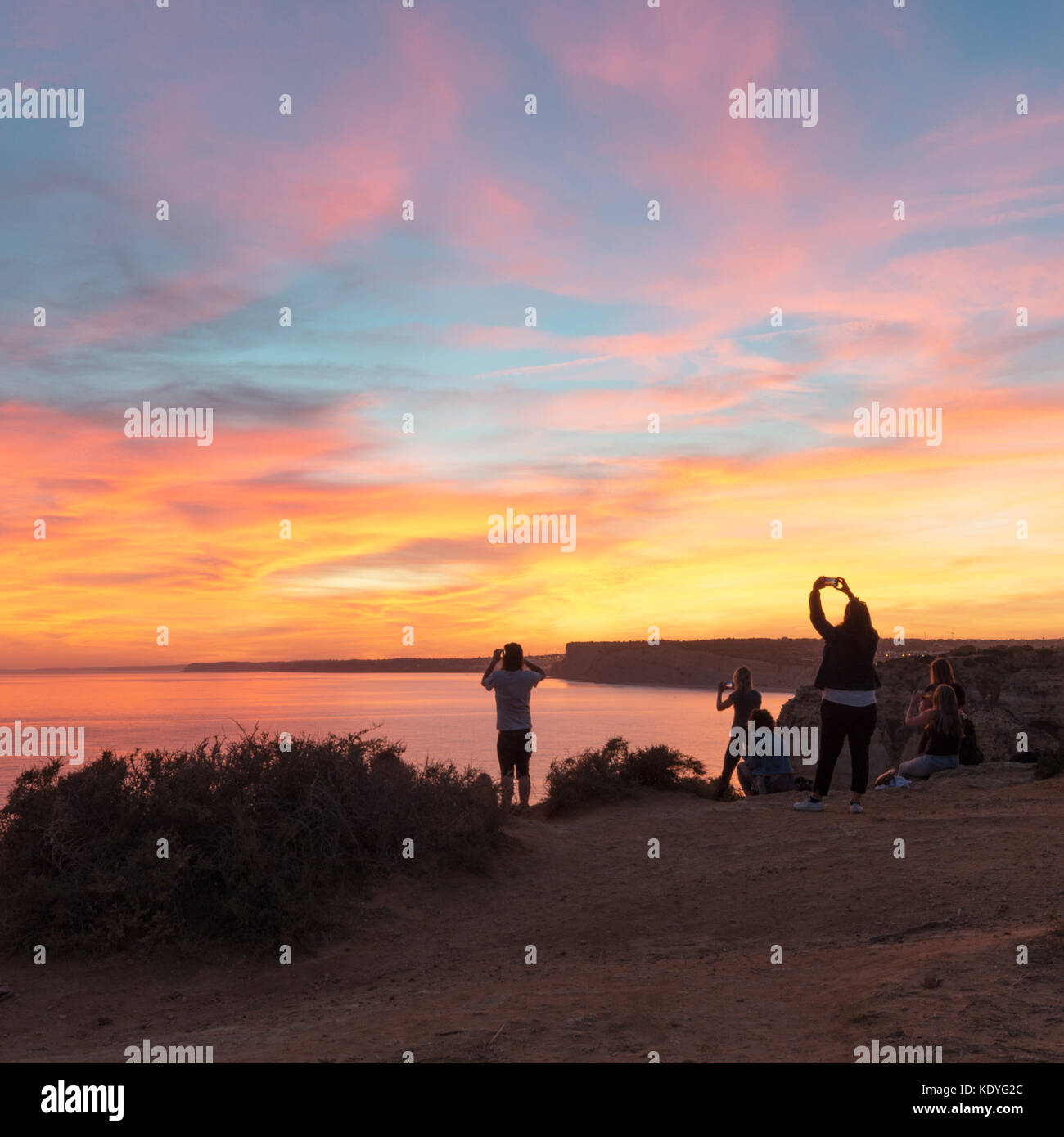 I turisti scattare foto del tramonto a Ponta da Piedade, Algarve, Portogallo. Europa Foto Stock