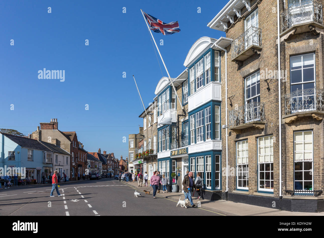 High Street, Southwold, Suffolk, Inghilterra. The Swan Hotel battenti bandiera. Foto Stock