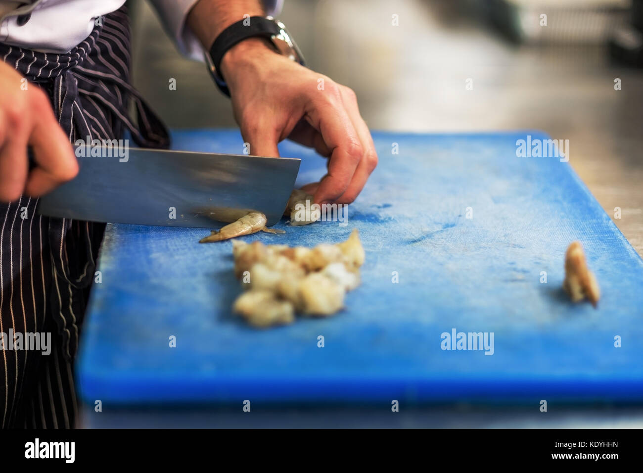 Lo chef è il taglio di gamberi crudi con grande coltello speciale Foto Stock