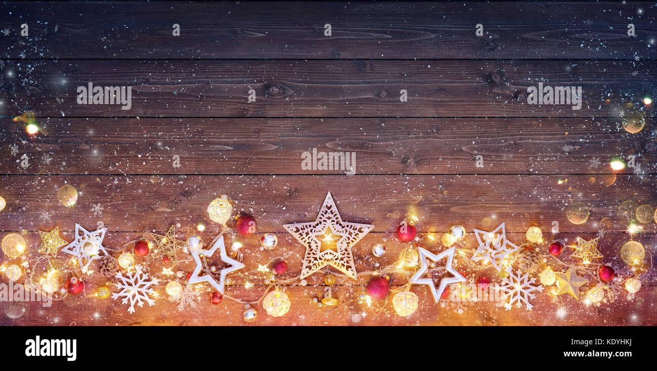 Natale carta vintage - decorazione e luci sul tavolo scuro Foto Stock