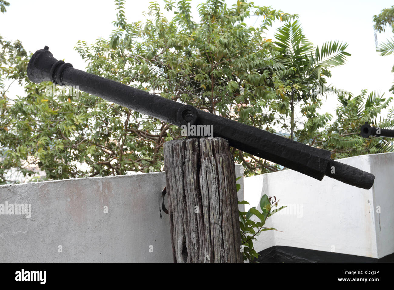 Piccolo cannone in cima alla collina di Putri a Kuala Terengganu, Malesia. Foto Stock