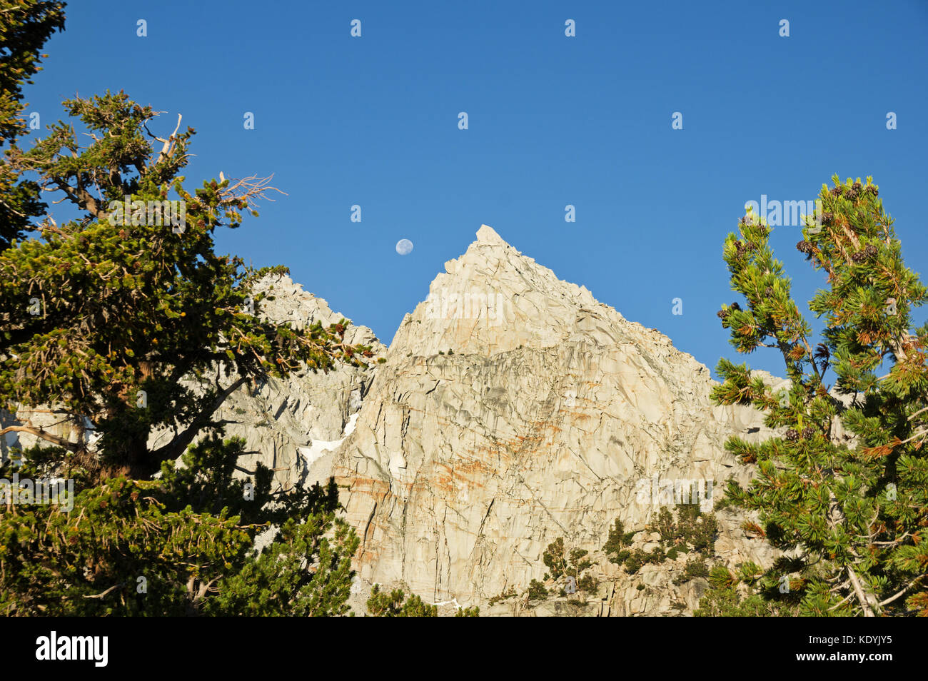 La luna e la piramide nameless montagna vicino a kearsarge pass nelle montagne della Sierra Nevada Foto Stock