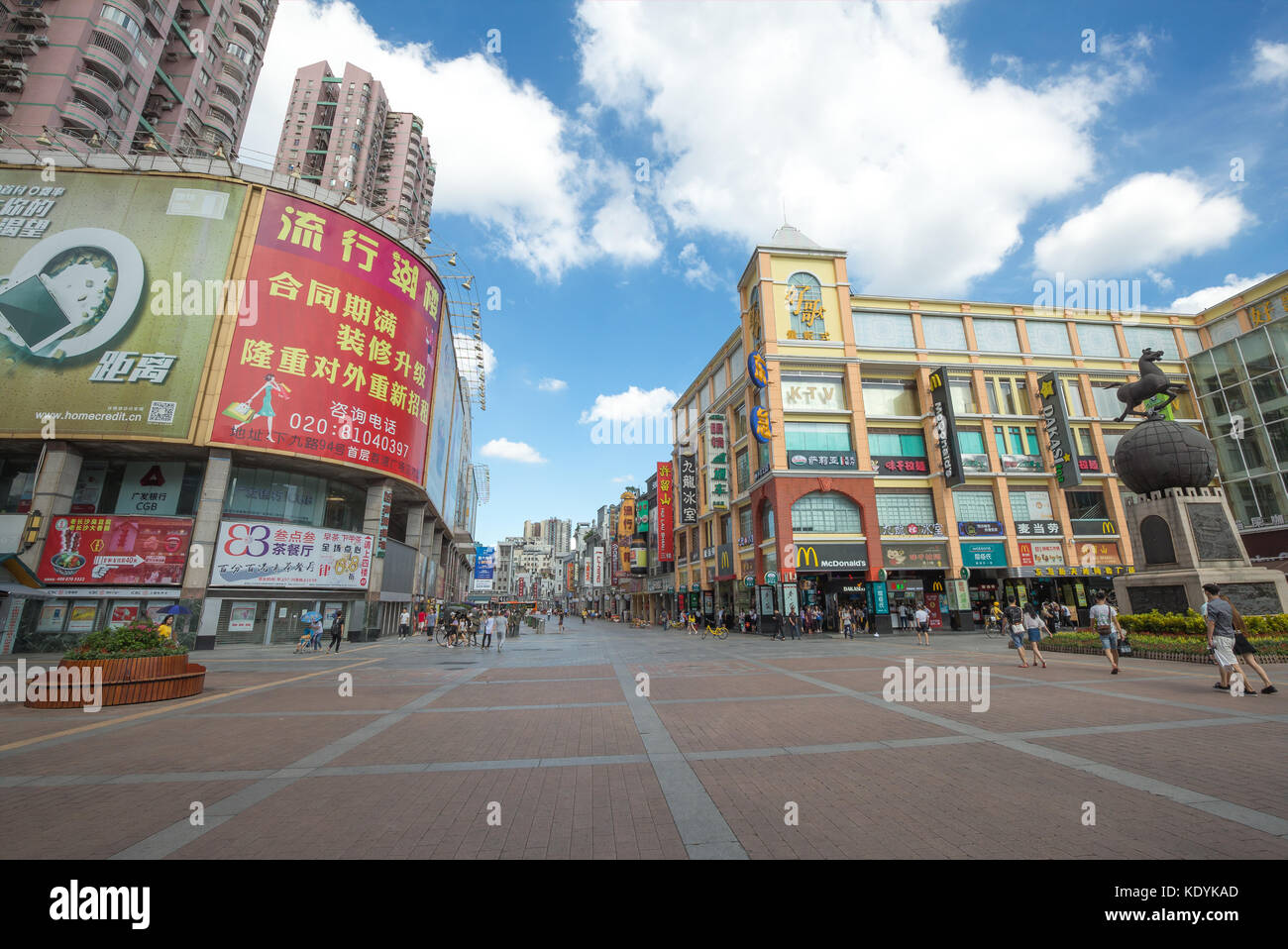 In Guangzhou, Cina - sep,25,2017:l'shangxiajiu commerciali su strada a piedi street è un famoso luogo di turismo a Guangzhou in Cina. Foto Stock