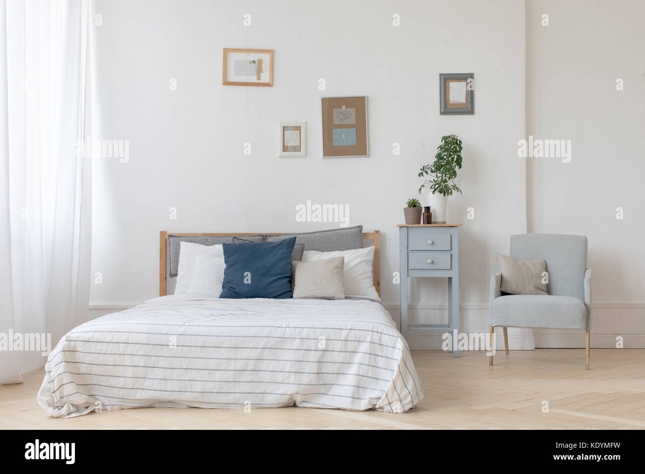 Interno di colore bianco e grigio accogliente camera da letto Foto Stock