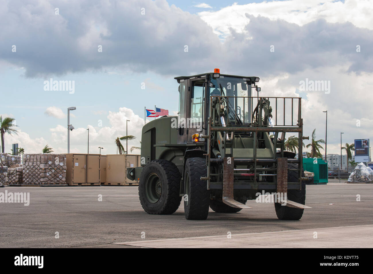 Avieri dal Kentucky Air National Guard per scaricare le attrezzature e le forniture a sostegno dell'Uragano Maria soccorsi Foto Stock