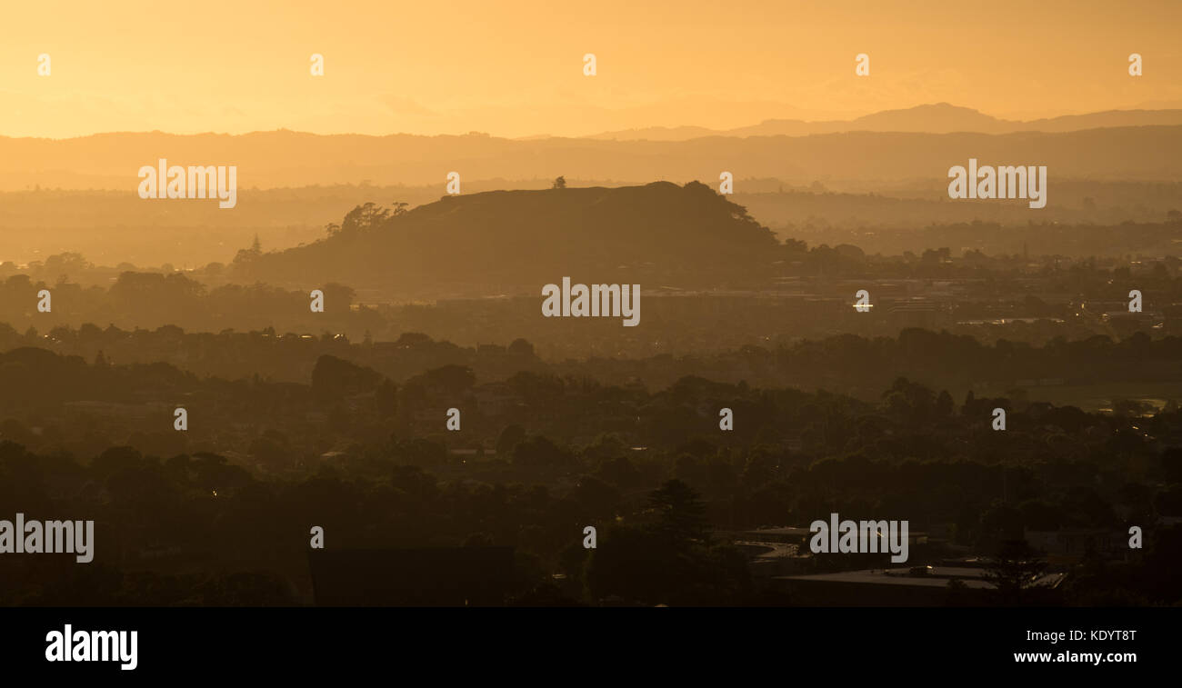 Una mattina in vista del Monte San Giovanni dominio da Mt Eden a Auckland, Nuova Zelanda Foto Stock
