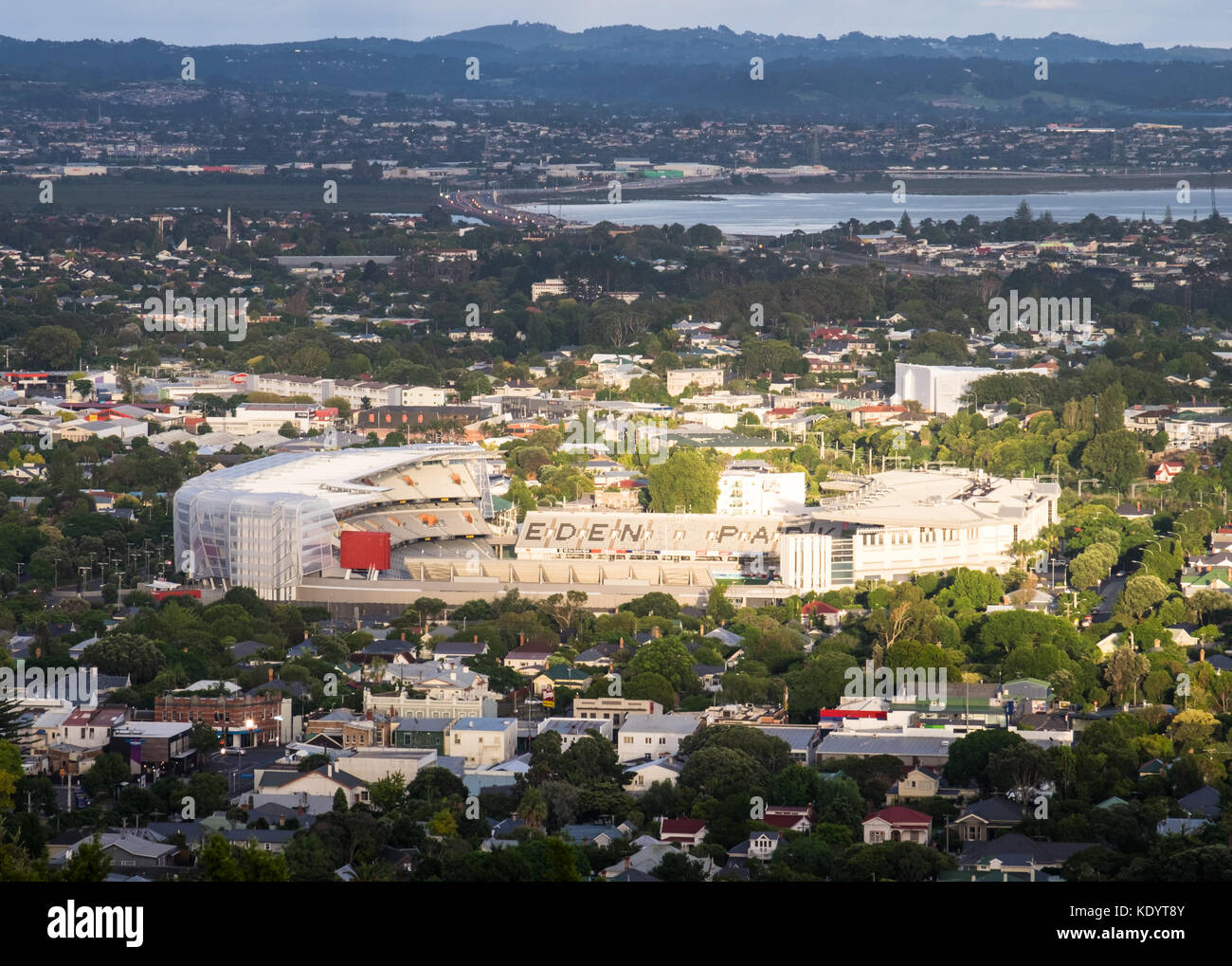 Una vista dell'Eden Park Stadium da Mt Eden a Auckland, Nuova Zelanda Foto Stock