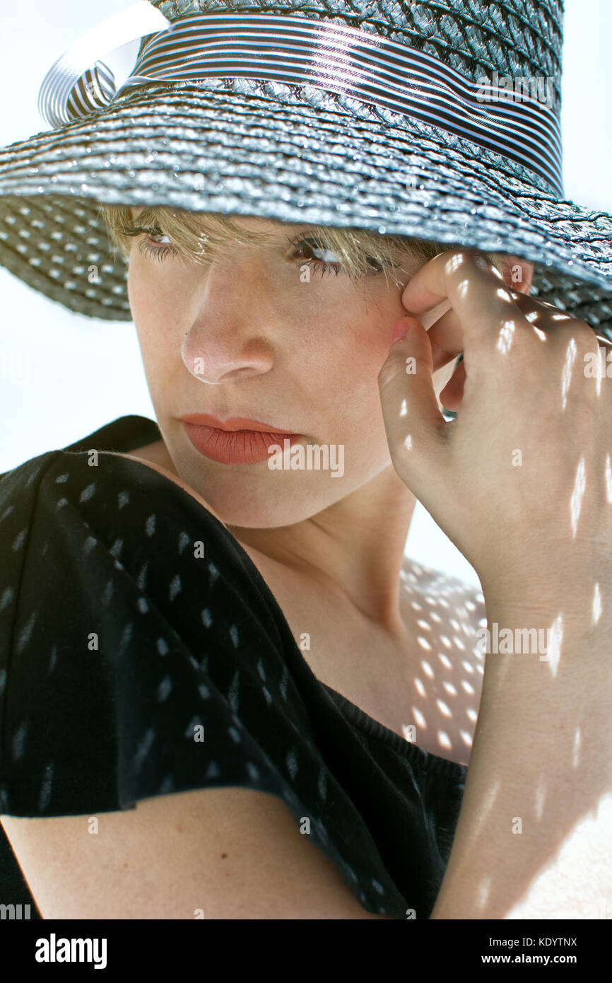 Ritratto di moda giovane donna con cappello Foto Stock