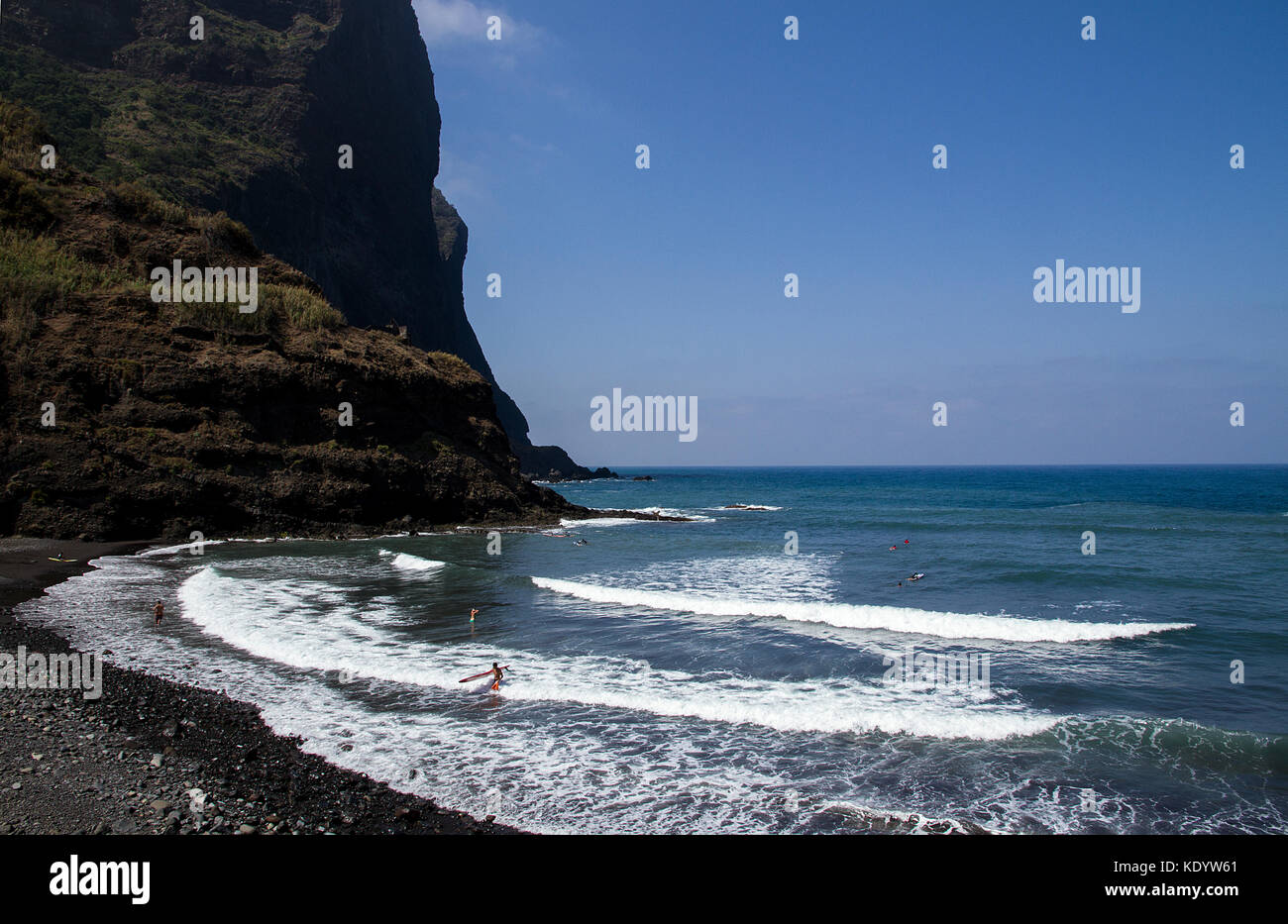 Vista oceano e scogliere sul mare con acqua blu, onde e cielo blu a Madera Foto Stock