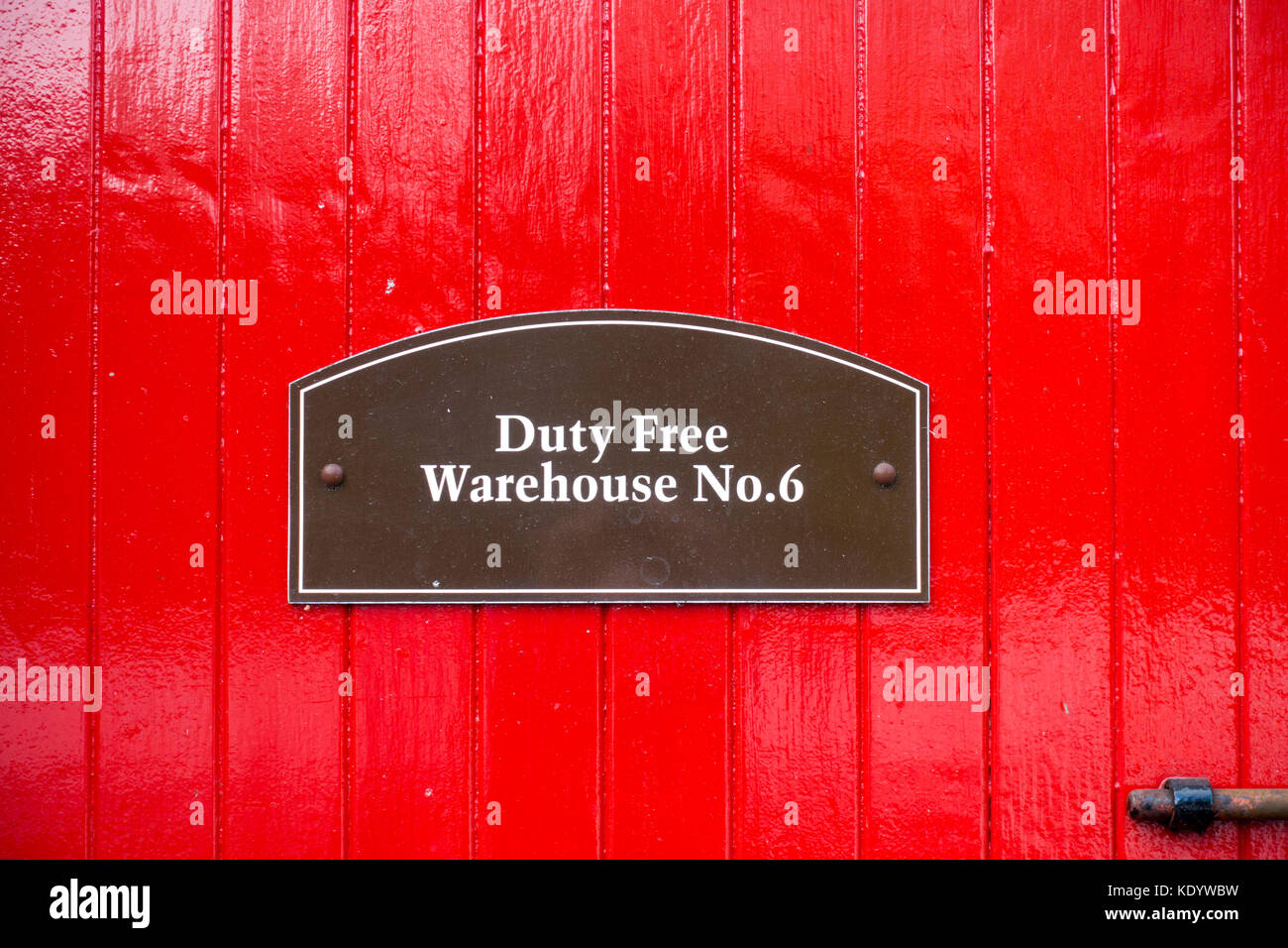 Rosso della porta d'ingresso di un magazzino doganale n.6 a Aberlour distilleria di whisky nel villaggio di aberlour, Speyside, SCOZIA Foto Stock