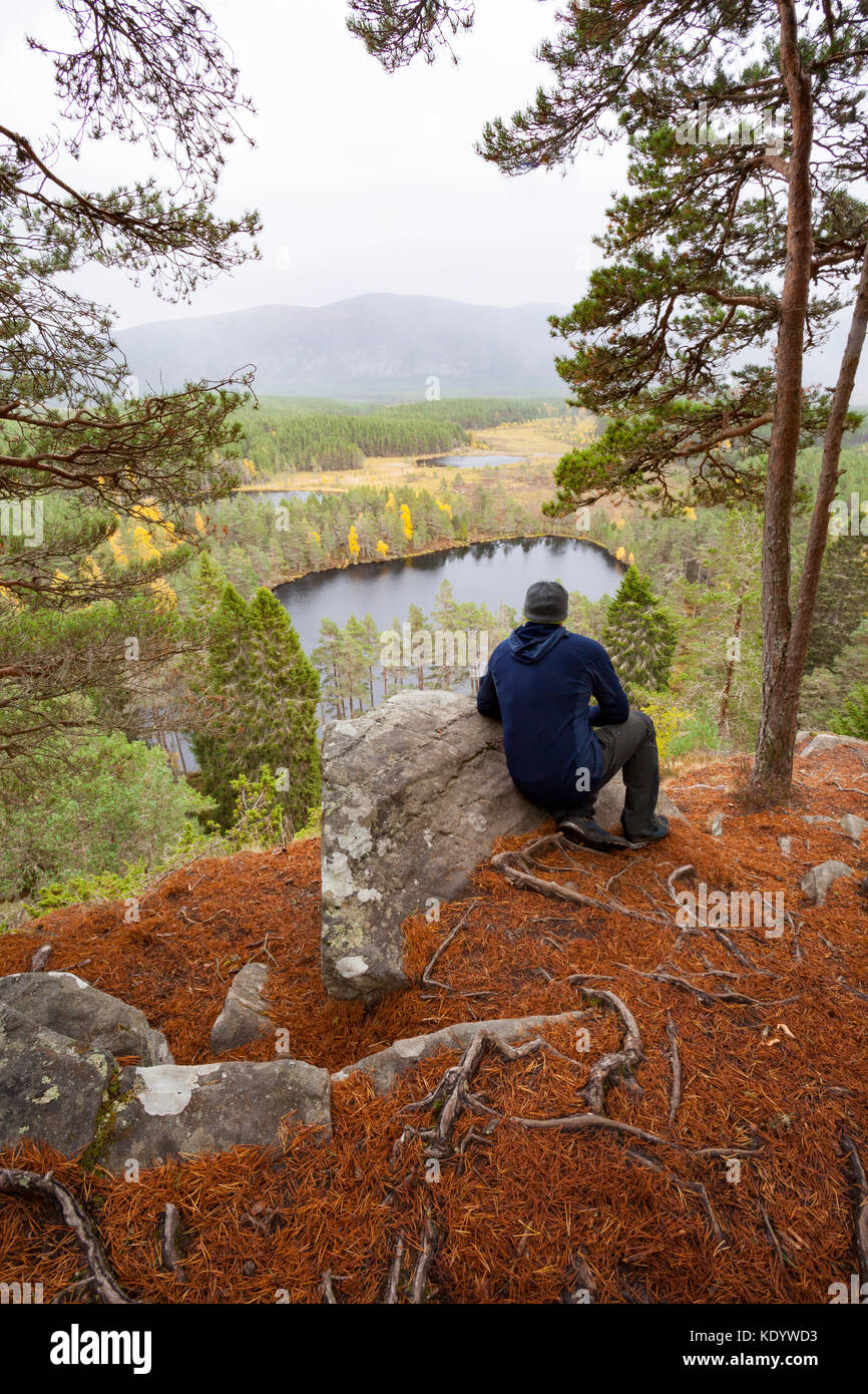 Vista dalla rupe farleitter oltre il bellissimo paesaggio cairngorm e uath lochan o uath lochans con glen feshie a metà distanza, SCOZIA Foto Stock