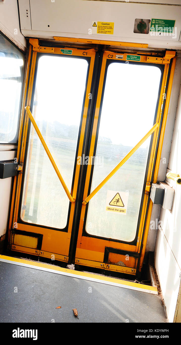 Porte passeggeri sul vecchio treno diesel Sprinter che passa attraverso la campagna in una giornata di autunno soleggiato Foto Stock