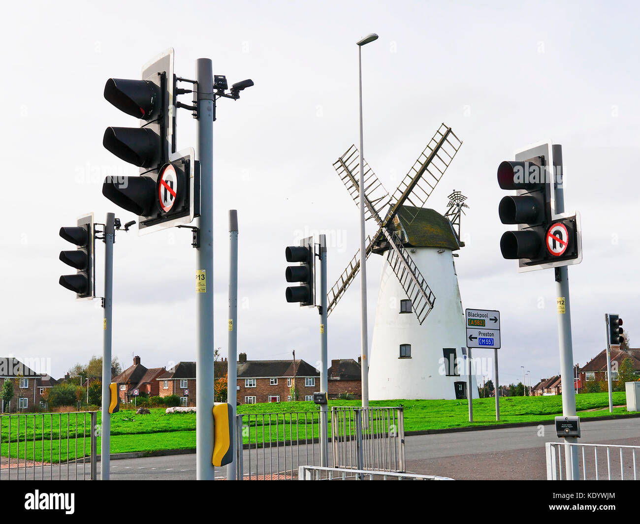 Xix secolo poco Marton windmill impostato tra il giorno moderno semaforo,Blackpool, Lancashire, Regno Unito Foto Stock