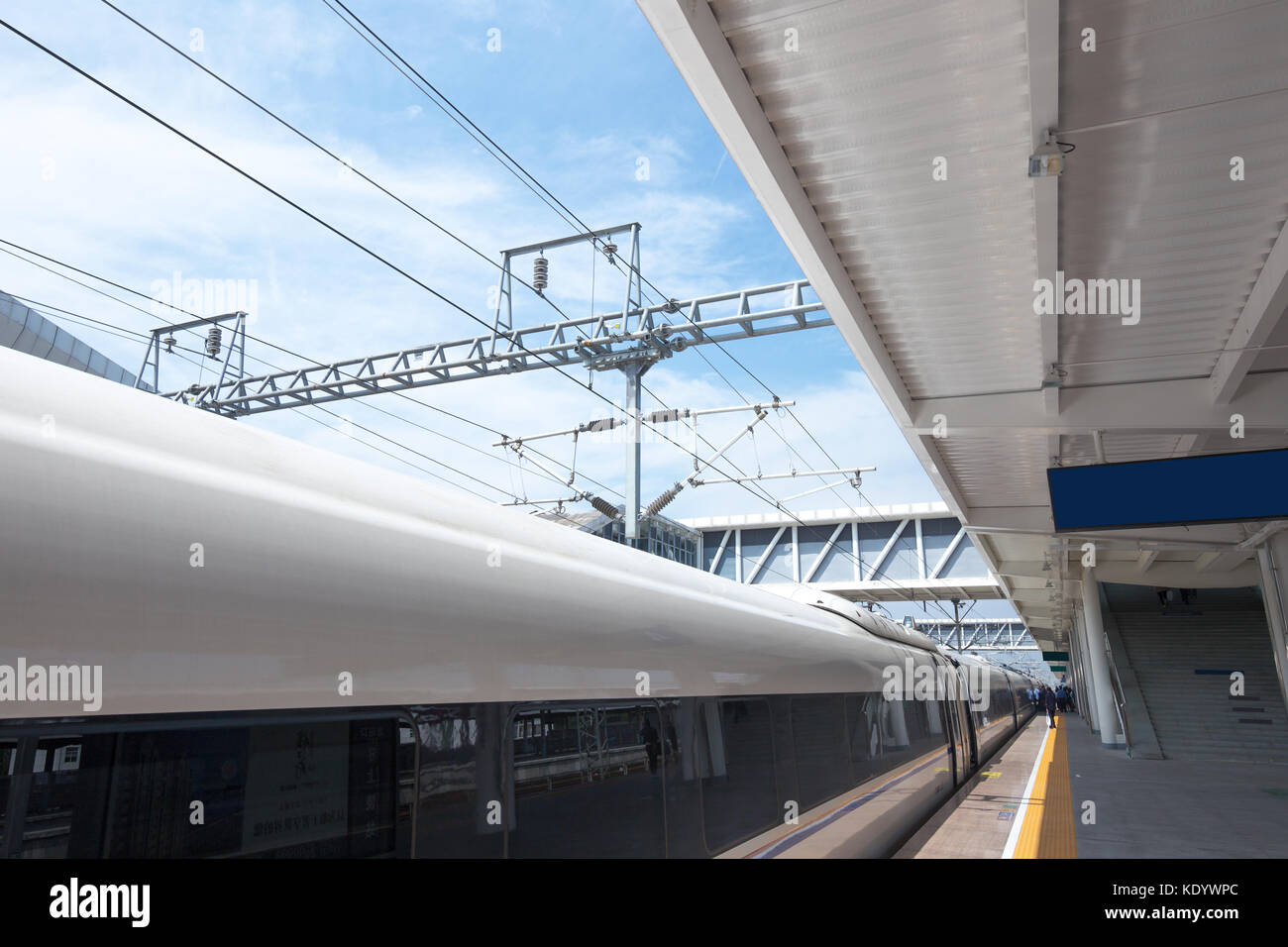 Moderno treno ad alta velocità presso la stazione ferroviaria con motion blur effetto Foto Stock