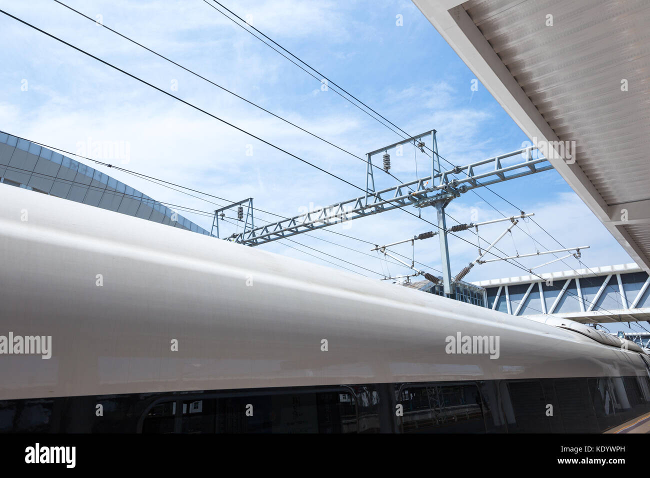 Moderno treno ad alta velocità presso la stazione ferroviaria con motion blur effetto Foto Stock