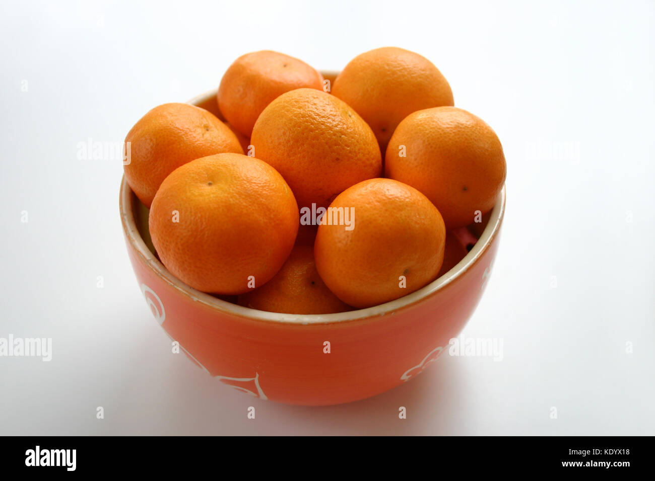 Ciotola arancione con mandarini Foto Stock