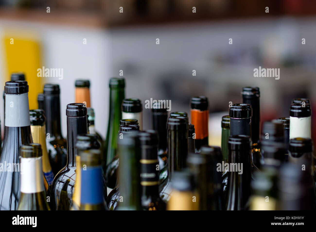 Gruppo di bottiglie di vino in una fila. Foto Stock
