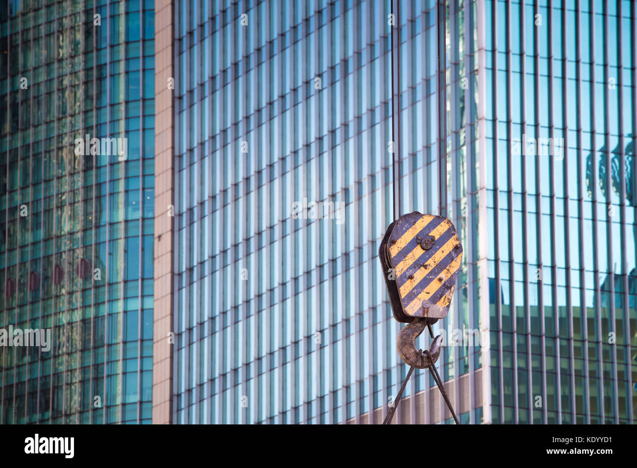 Magazzino vuoto interiore con il gancio della gru Foto Stock