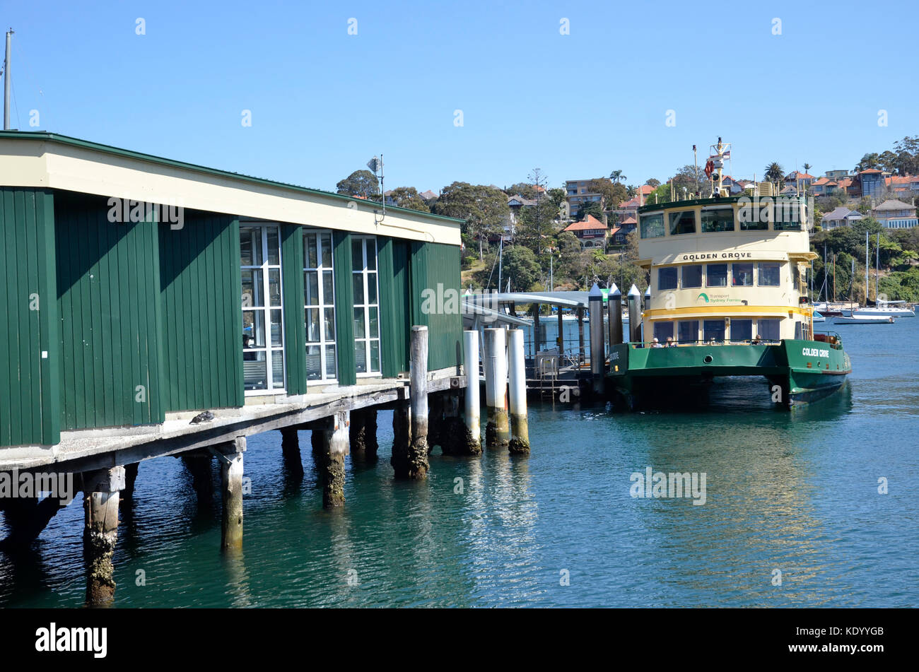 Barche e Sydney traghetto "golden grove' all'mosman bay sbarco dei traghetti a nord di Sydney Foto Stock