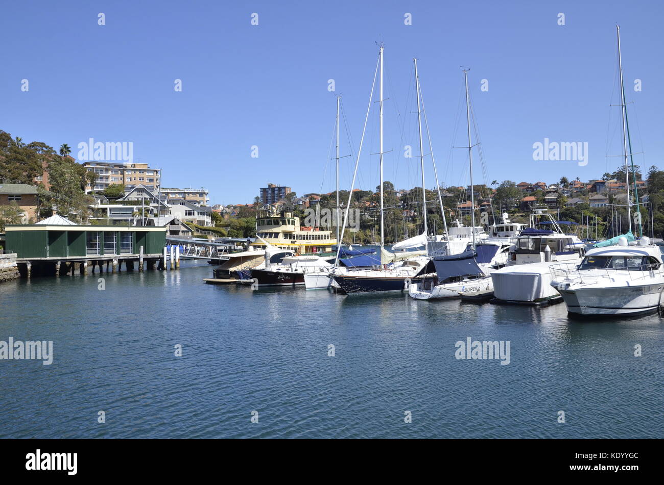 Barche e Sydney traghetto "golden grove' all'mosman bay sbarco dei traghetti a nord di Sydney Foto Stock