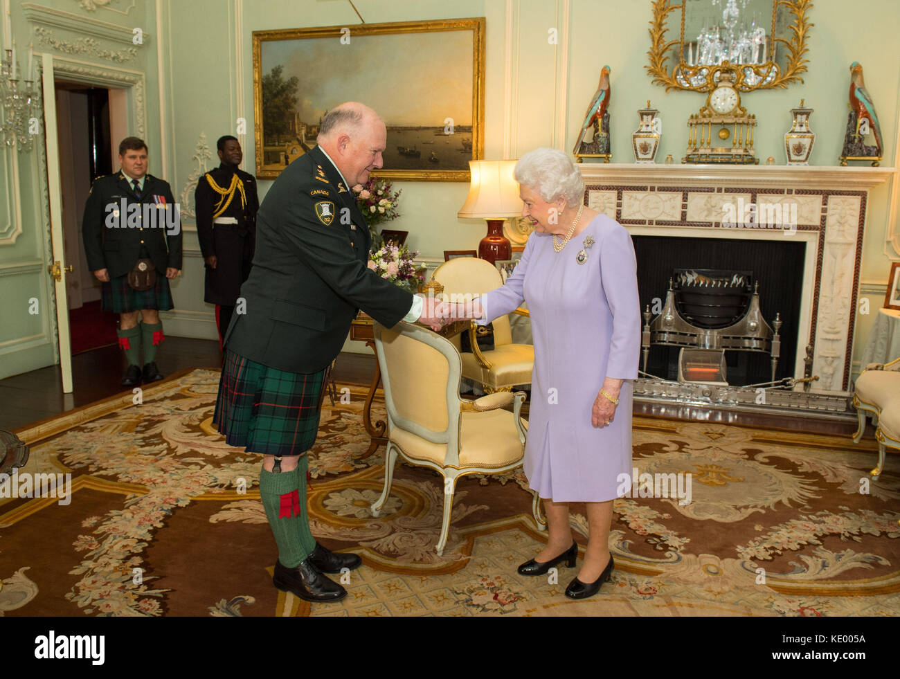 La regina Elisabetta II incontra il tenente onorario colonnello Michael Scott dei 48i Highlanders del Canada durante un pubblico privato a Buckingham Palace, Londra, in qualità di colonnello-in-Capo del reggimento. Foto Stock