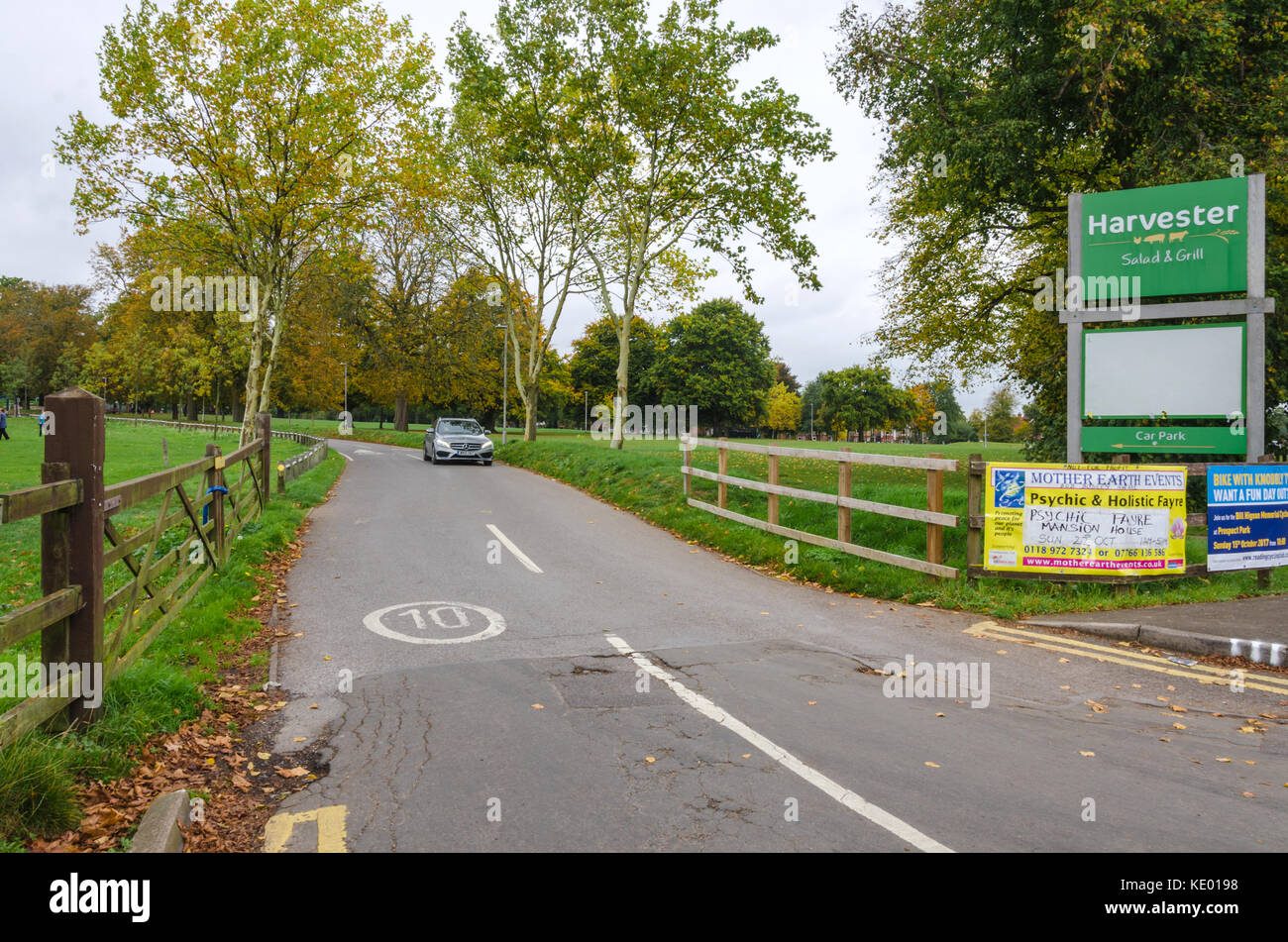 L'entrata in Prospect Park off Liebenrood Road in Reading, Berkshire, Regno Unito. Foto Stock