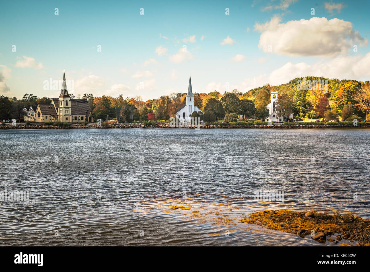 Vista costiera del villaggio di Mahone Bay in Nova Scotia, Canada su una perfetta giornata autunnale. tre chiese sono visibili sulle rive dell'ingresso. Foto Stock
