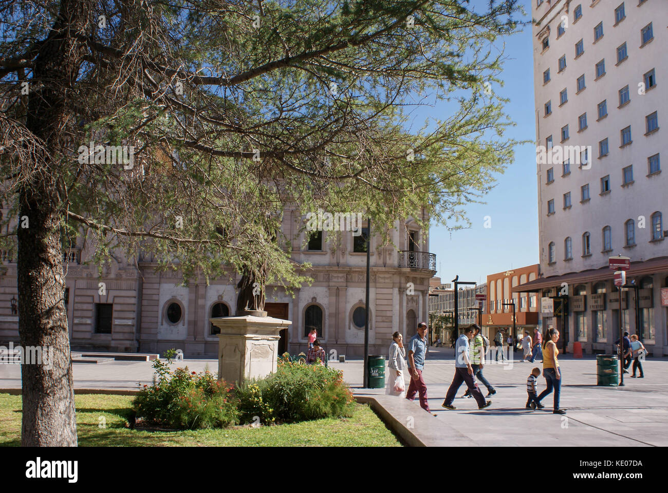 Chihuahua, Messico - 8 ottobre 2014: si vedono persone che passa la piazza principale della città di Chihuahua, Messico Foto Stock