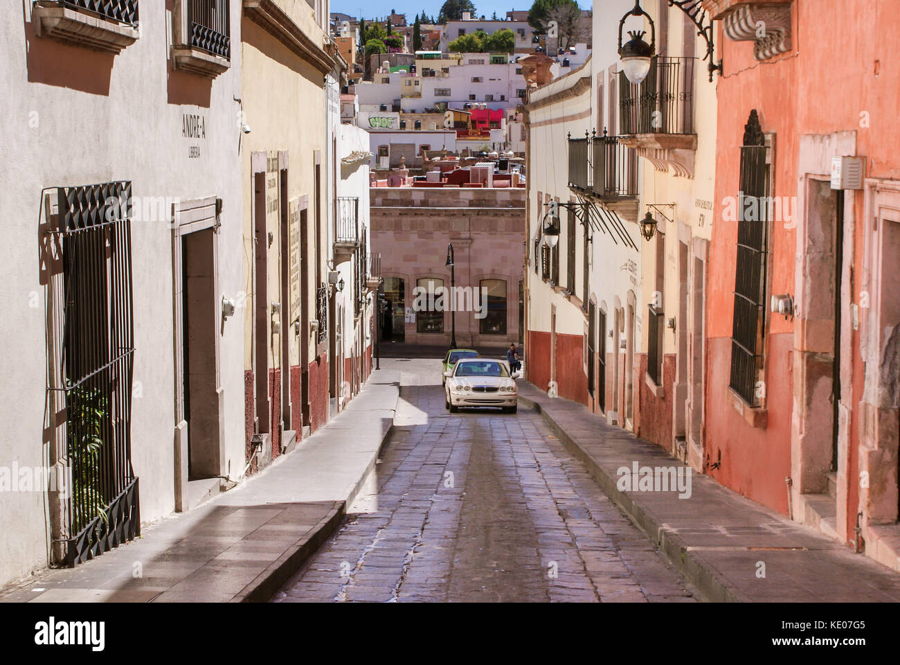 Zacatecas, Messico - 17 ottobre 2014: auto va fino la stretta strada di ciottoli nel bellissimo centro storico di Zacatecas, Messico. unesco world Foto Stock