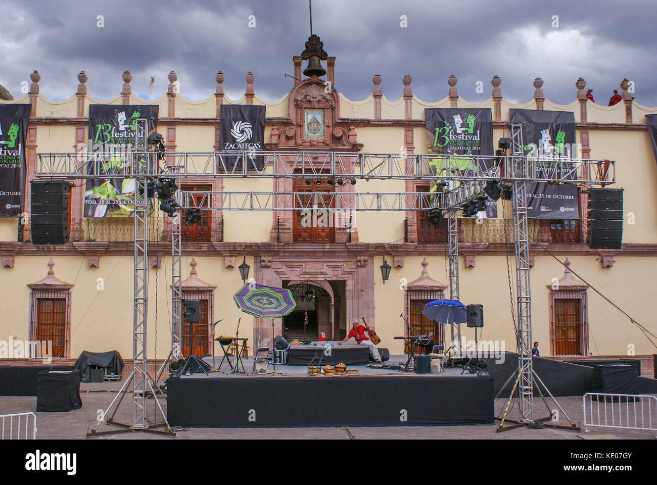 Zacatecas, Messico - 19 ottobre 2014: il palco è preparato per uno dei molti festival culturali nel bellissimo centro storico di Zacatecas, Messico Foto Stock
