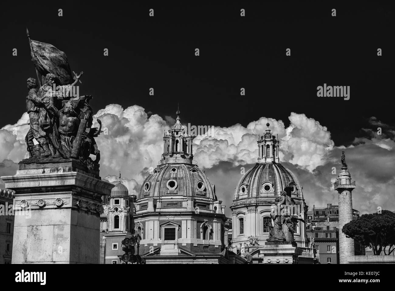 Due chiese gemelle belle cupole con antica colonna Traiana e nuvole, visto da altare della nazione un monumento nel centro di Roma (bianco e nero) Foto Stock
