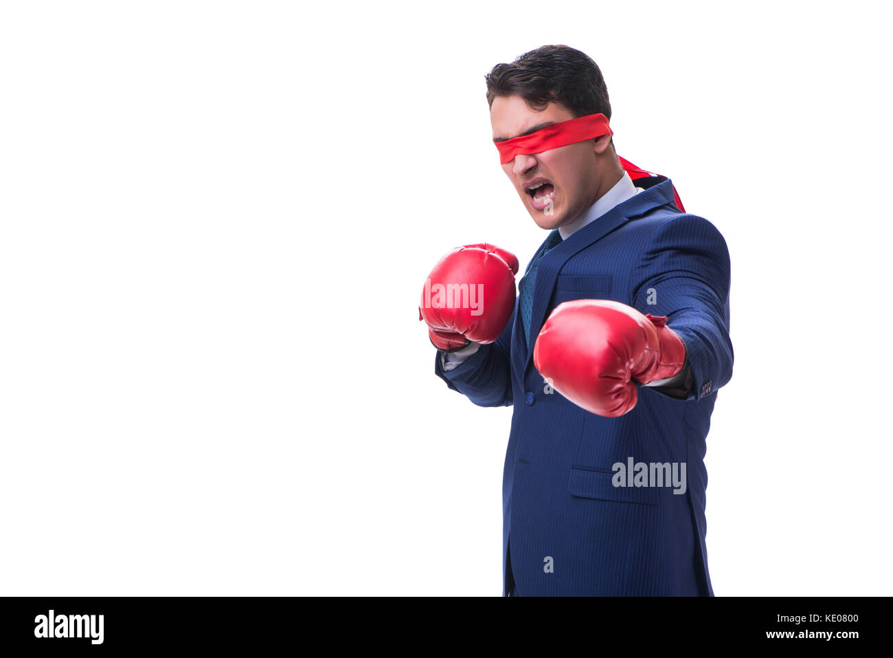 Avvocato con benda indossando guanti da boxe isolato su bianco Foto Stock