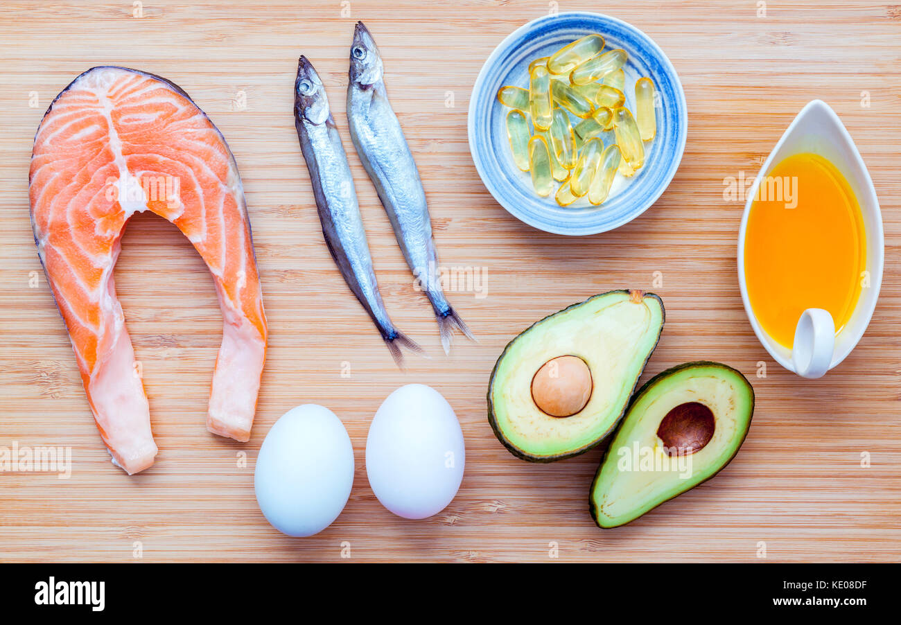 Selezione di fonti alimentari di omega 3 e grassi insaturi. super alimenti  ad alto della vitamina E e fibre dietetiche per il cibo sano. olio di oliva  ,le uova bianche ,l'olio di