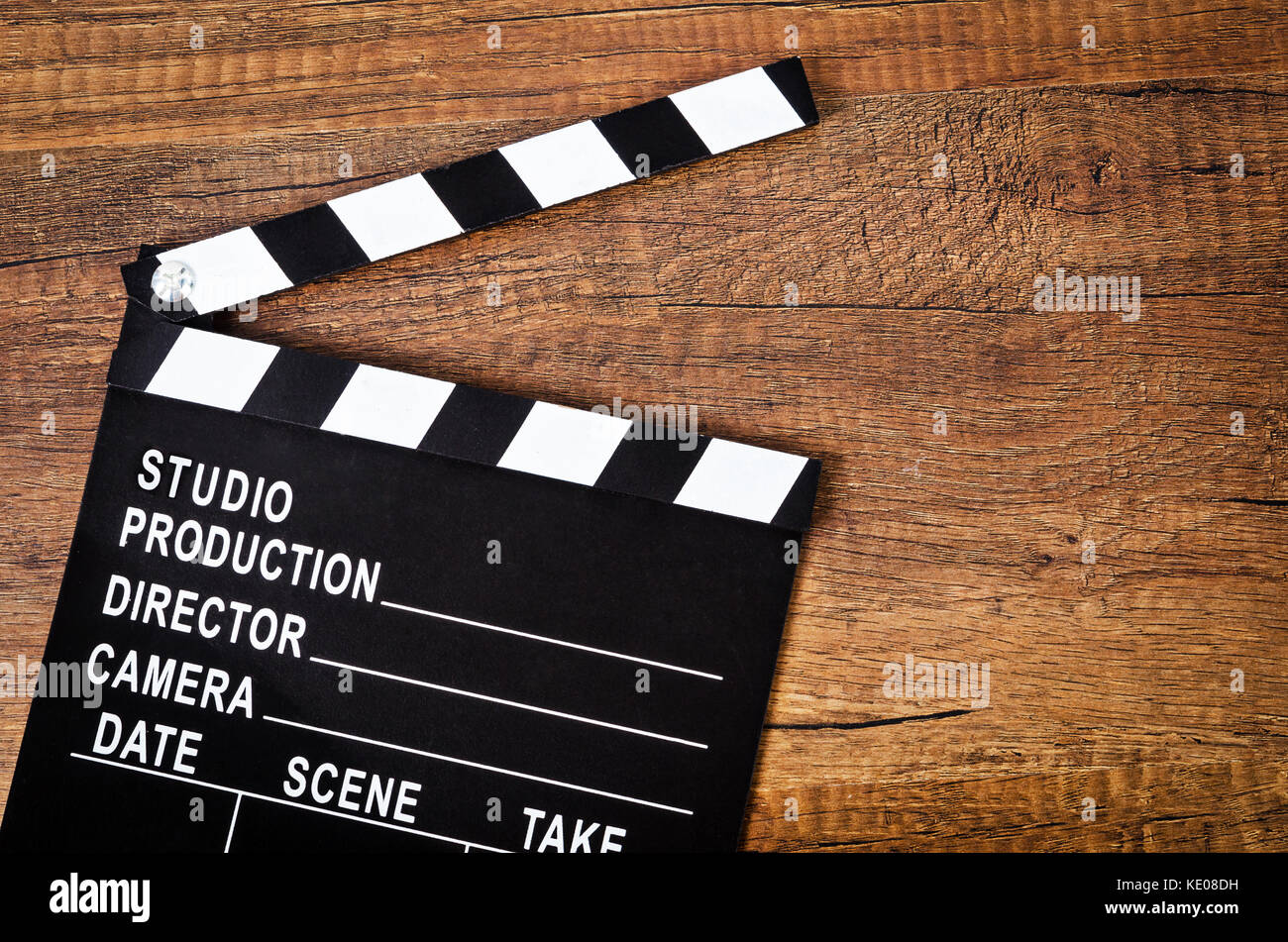 Aperto battaglio board o ardesia film su sfondo di legno. Foto Stock